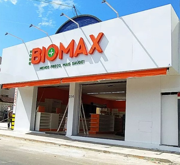 Fachada da loja Biomax branca com letras vermelhas