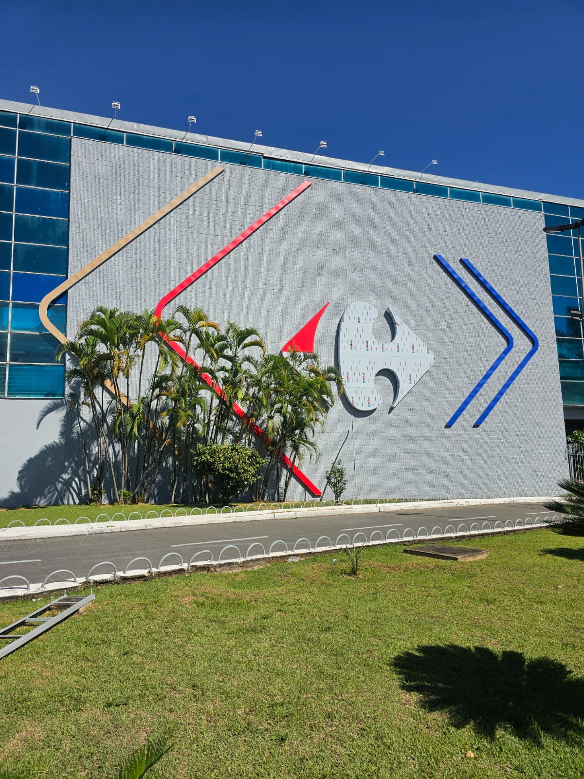 Logomarca Carrefour ainda com liner de proteção