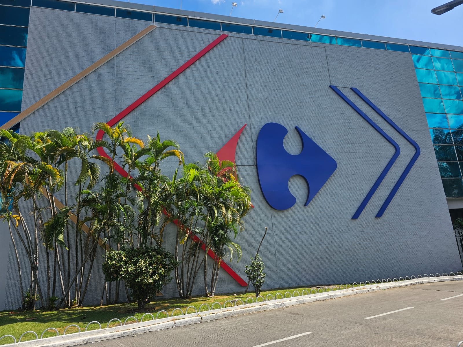 Logomarca Carrefour após a retirada do liner