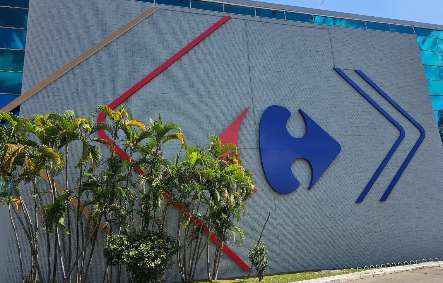 Fachada corporativa Carrefour com elementos tridimensionais