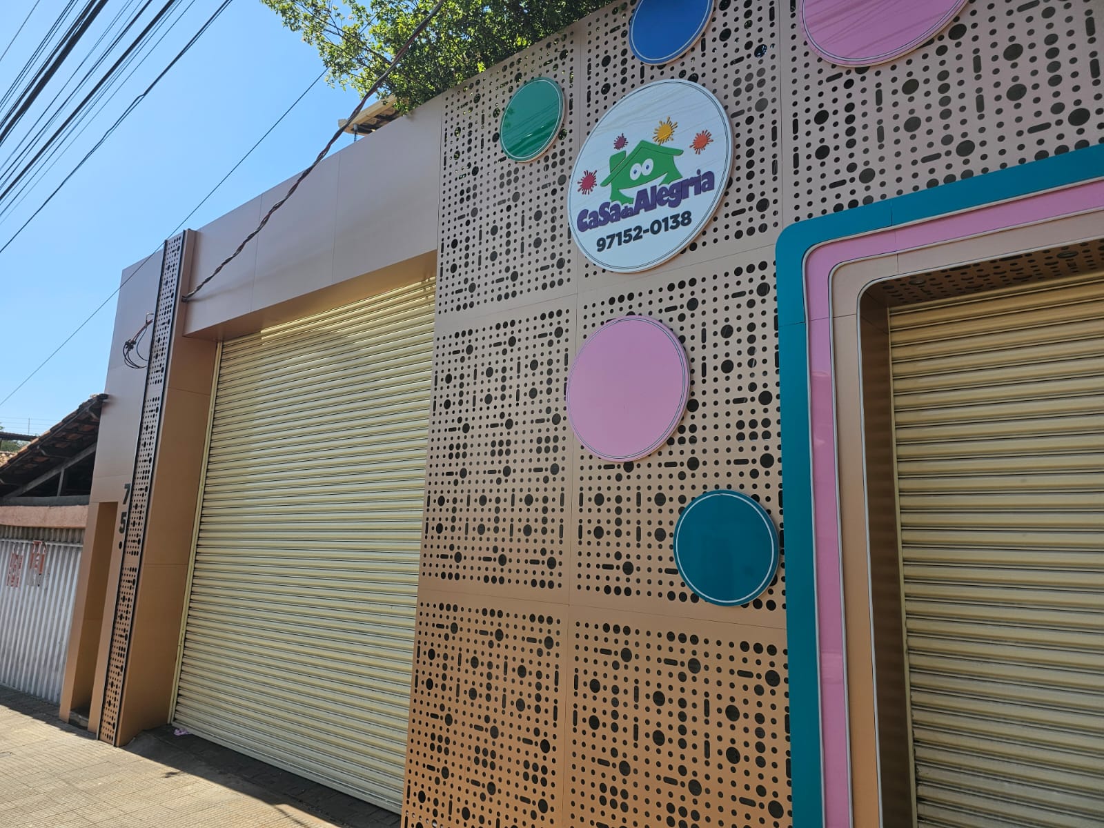 Fachada Casa da Alegria com painéis decorativos perfurados
