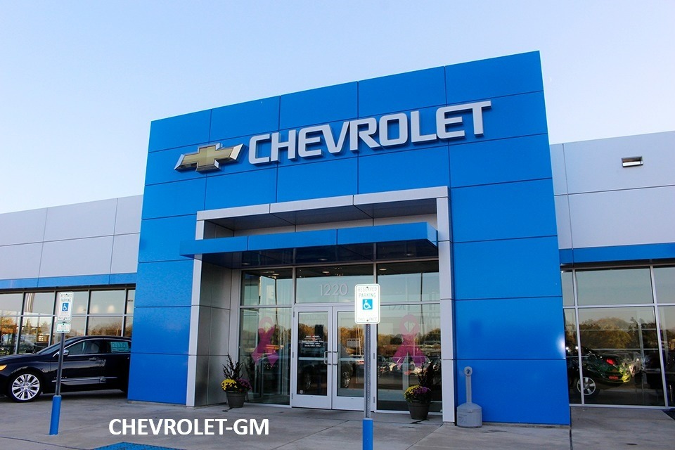Fachada Chevrolet revestida em ACM azul