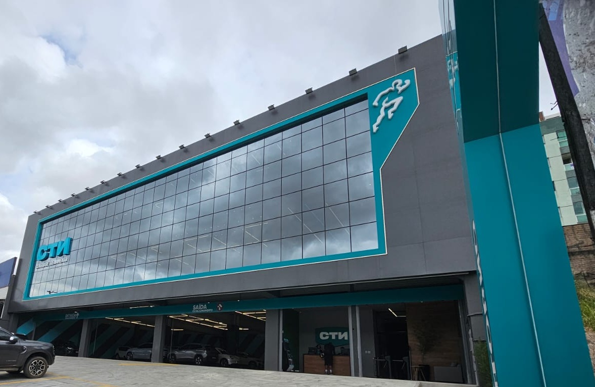 Fachada da academia CTN — Contorno do Corpo, com revestimento cinza e detalhes verdes