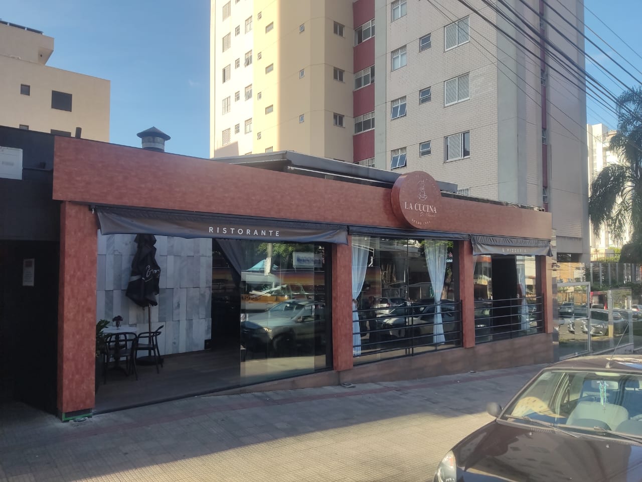 Fachada do restaurante La Cucina em acabamento terracota