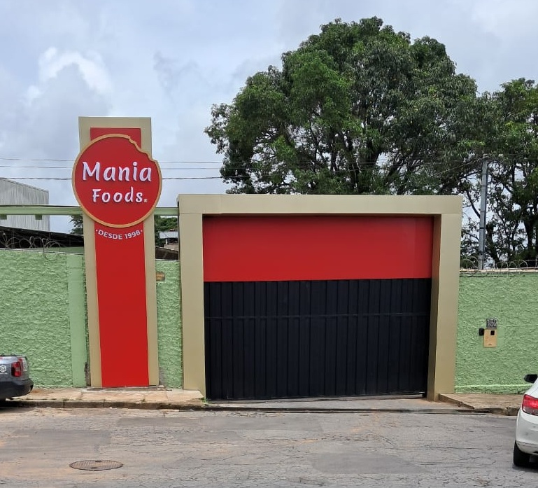Fachada comercial Mania Foods em vermelho e bege