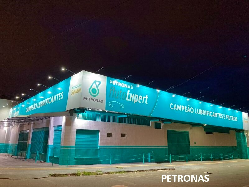 Fachada Petronas iluminada no período noturno