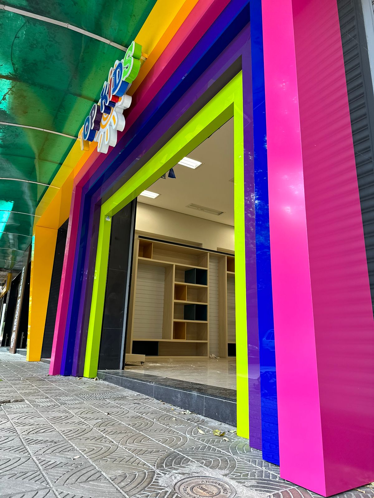Detalhe da fachada colorida da Top Kids