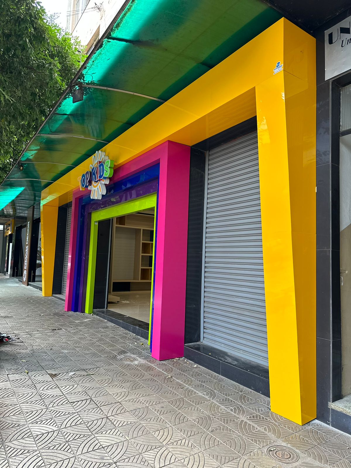 Fachada colorida da loja Top Kids revestida em ACM