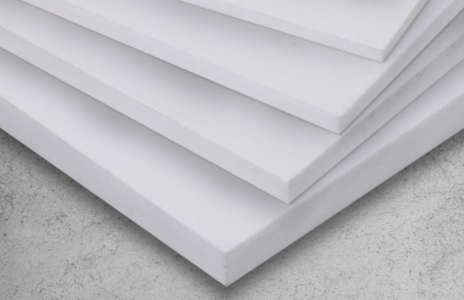 Chapas brancas de PVC expandido empilhadas