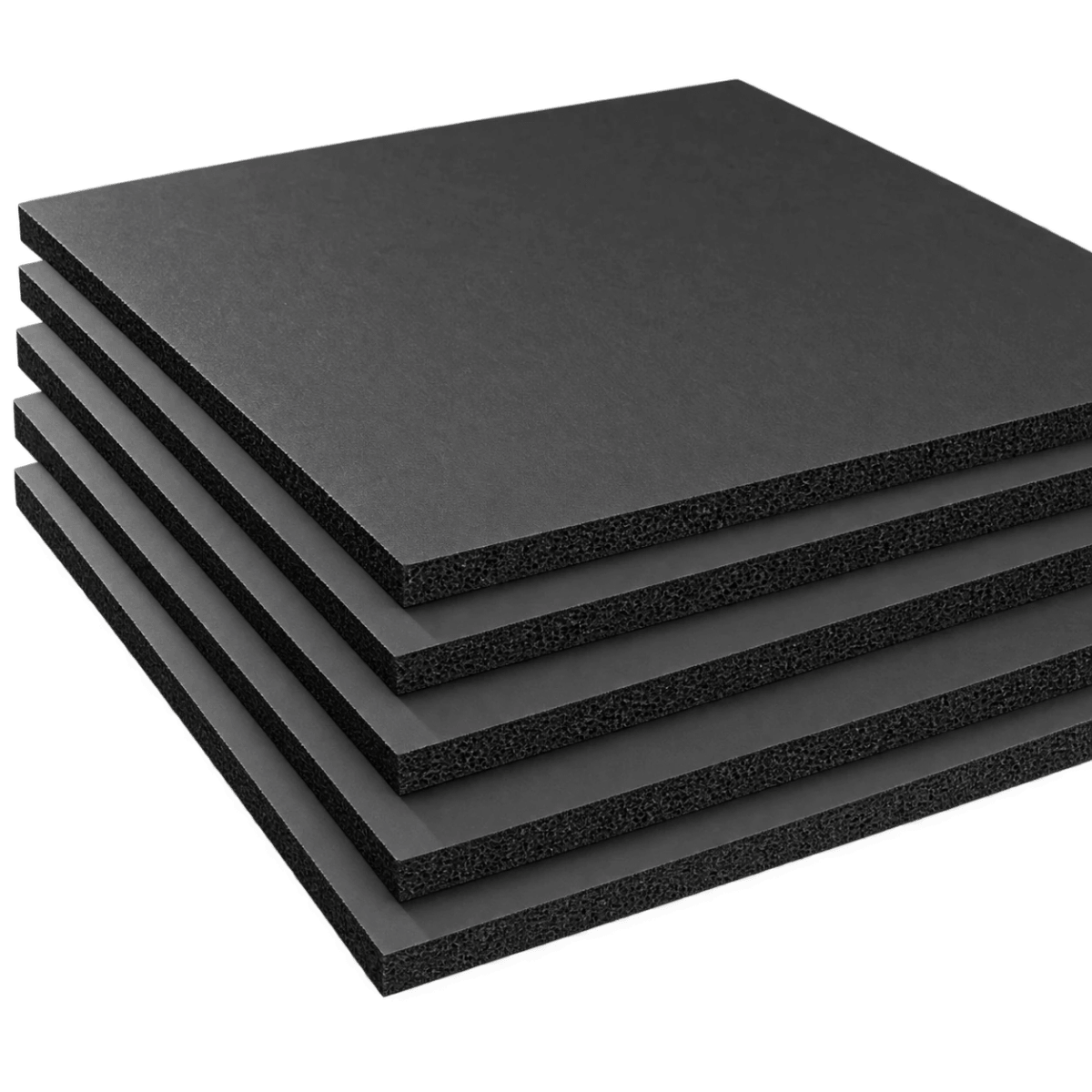 Chapas de PVC expandido preto empilhadas
